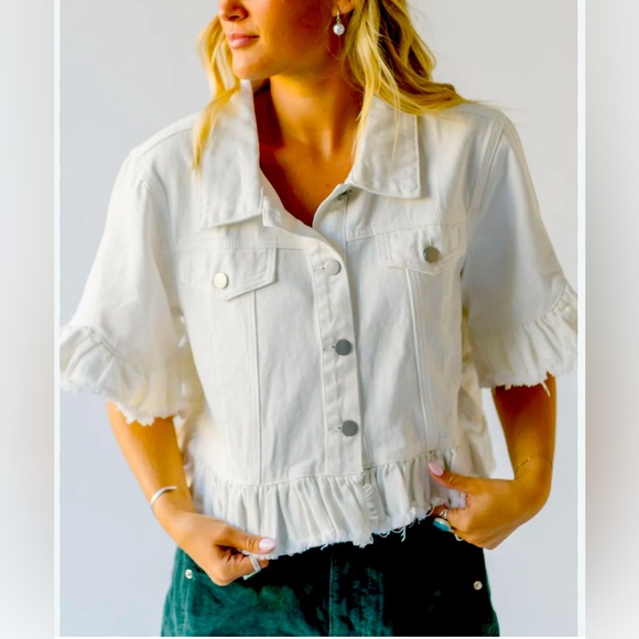 Ruffled denim / jean jacket w/ distressed hems. Buttoned up, oversized. White. M - Picture 2 of 13